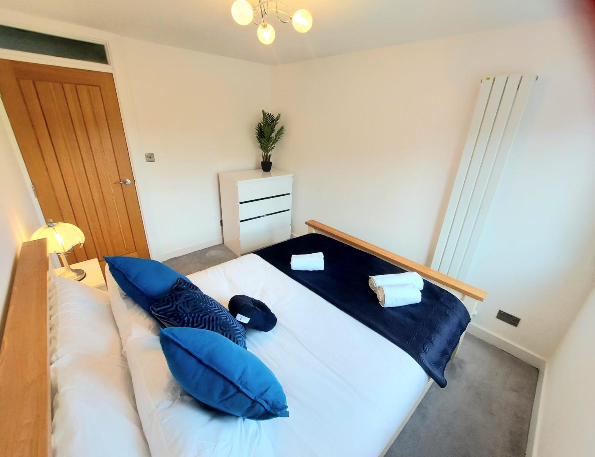 Hébergement de vacances Free Parking - 4 Bed - 3 Bath - Sofa Bed - Digital Lock Entry *