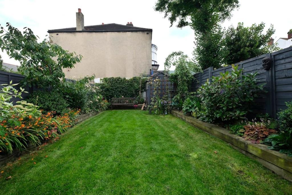 A Beautiful And Welcoming And Garden Londres
