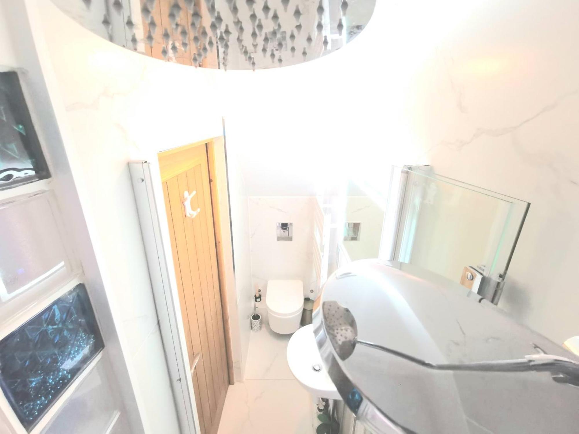 Hébergement de vacances Free Parking - 4 Bed - 3 Bath - Sofa Bed - Digital Lock Entry