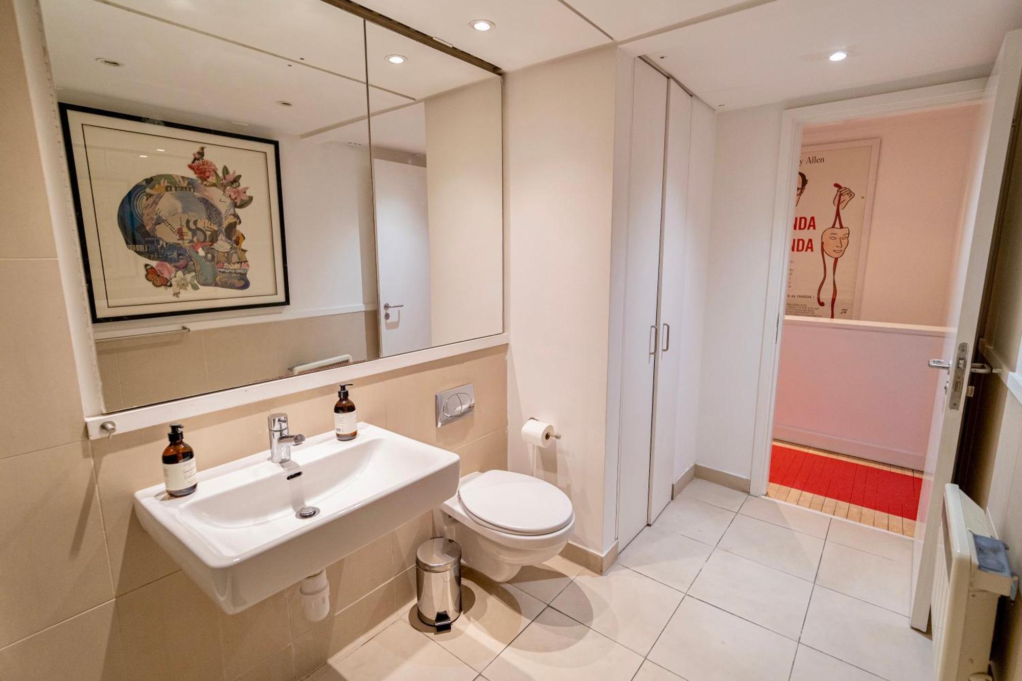 Spacious West End Duplex Apartment, W1 Londres