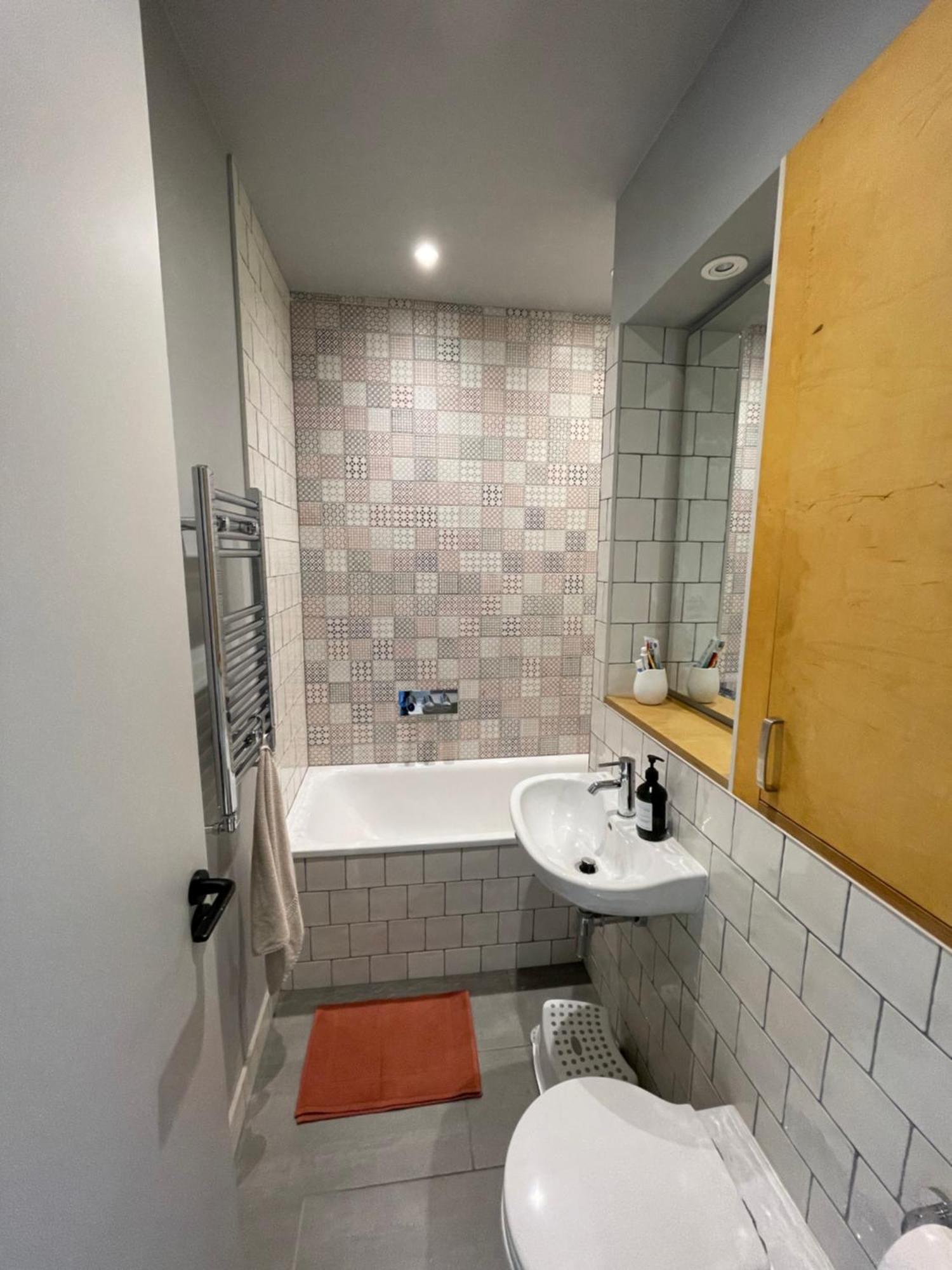 Spacious With Terrace London