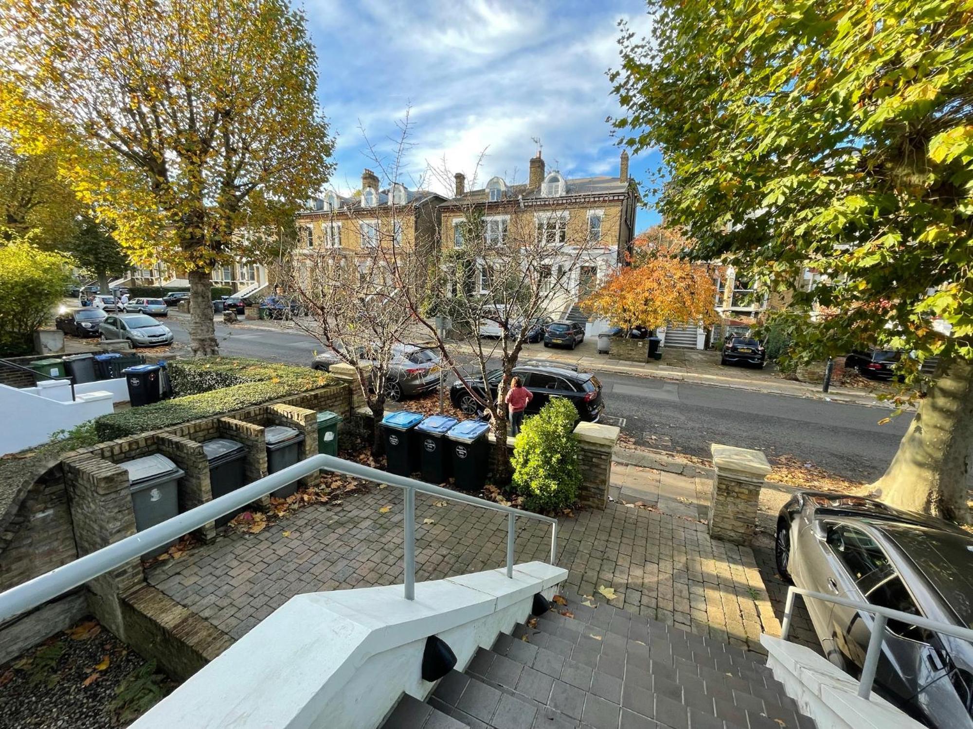 Apartment Spacious With Terrace London
