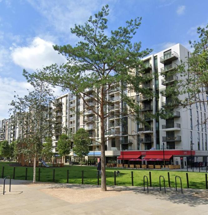 Hospedagem domiciliar Luxury En-suite Olympic Village In Shared *