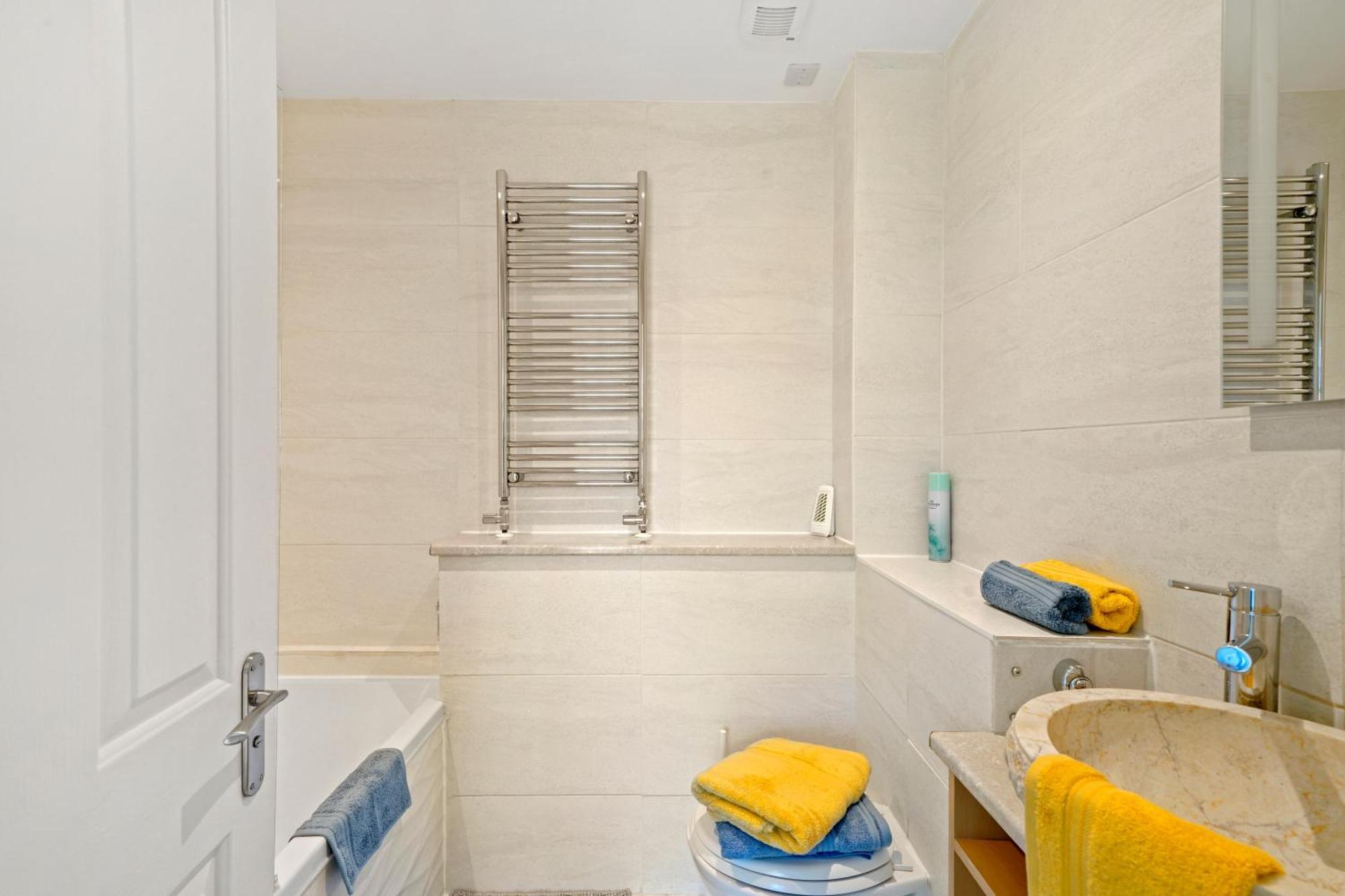 3 Bedroom Mews - Clapham Common - Free Private Parking - Sleeps 5 - Newly Refurbished - Sweetpea & Pillow Hébergement de vacances Londres