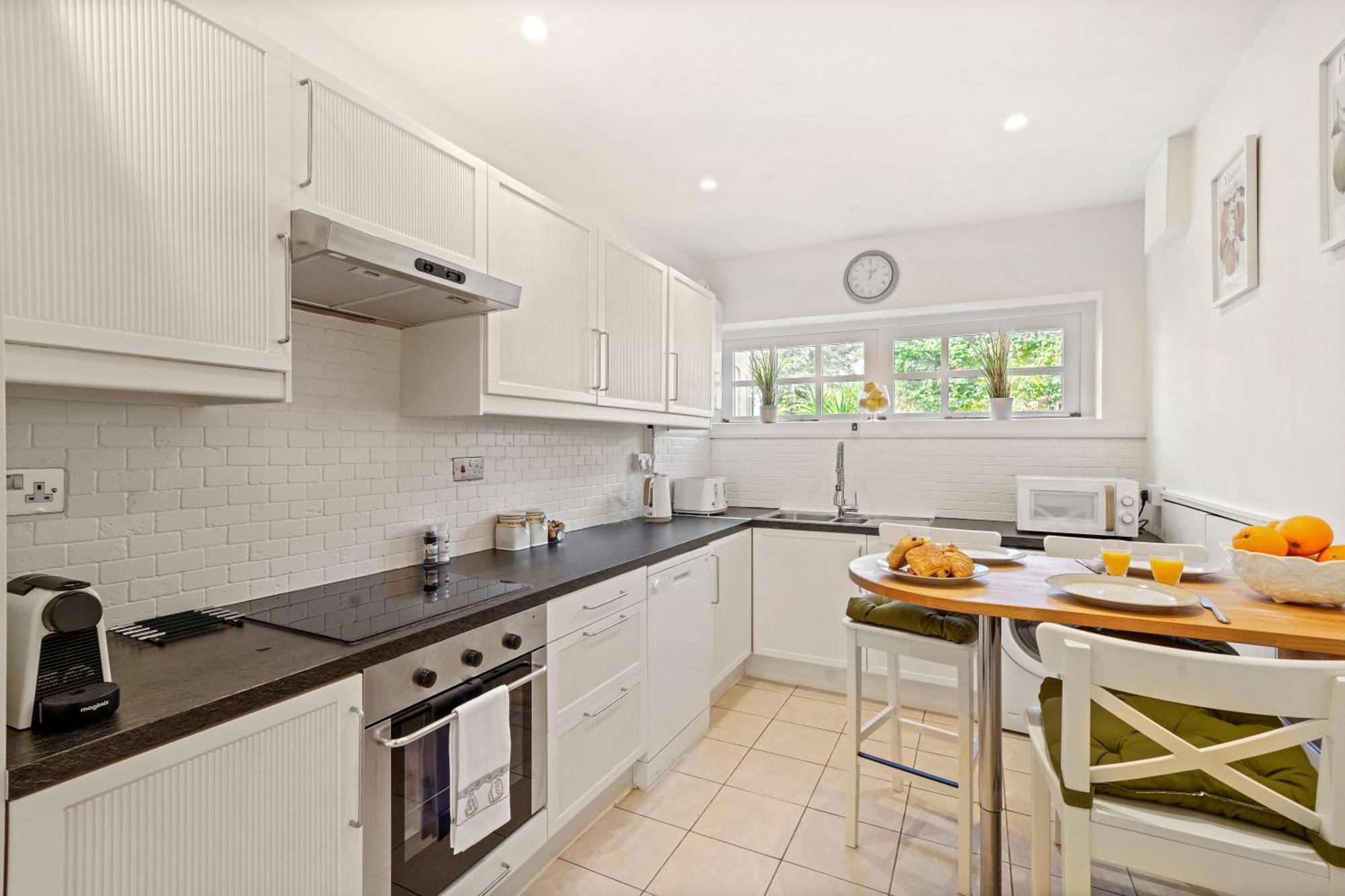 3 Bedroom Mews - Clapham Common - Free Private Parking - Sleeps 5 - Newly Refurbished - Sweetpea & Pillow Hébergement de vacances *