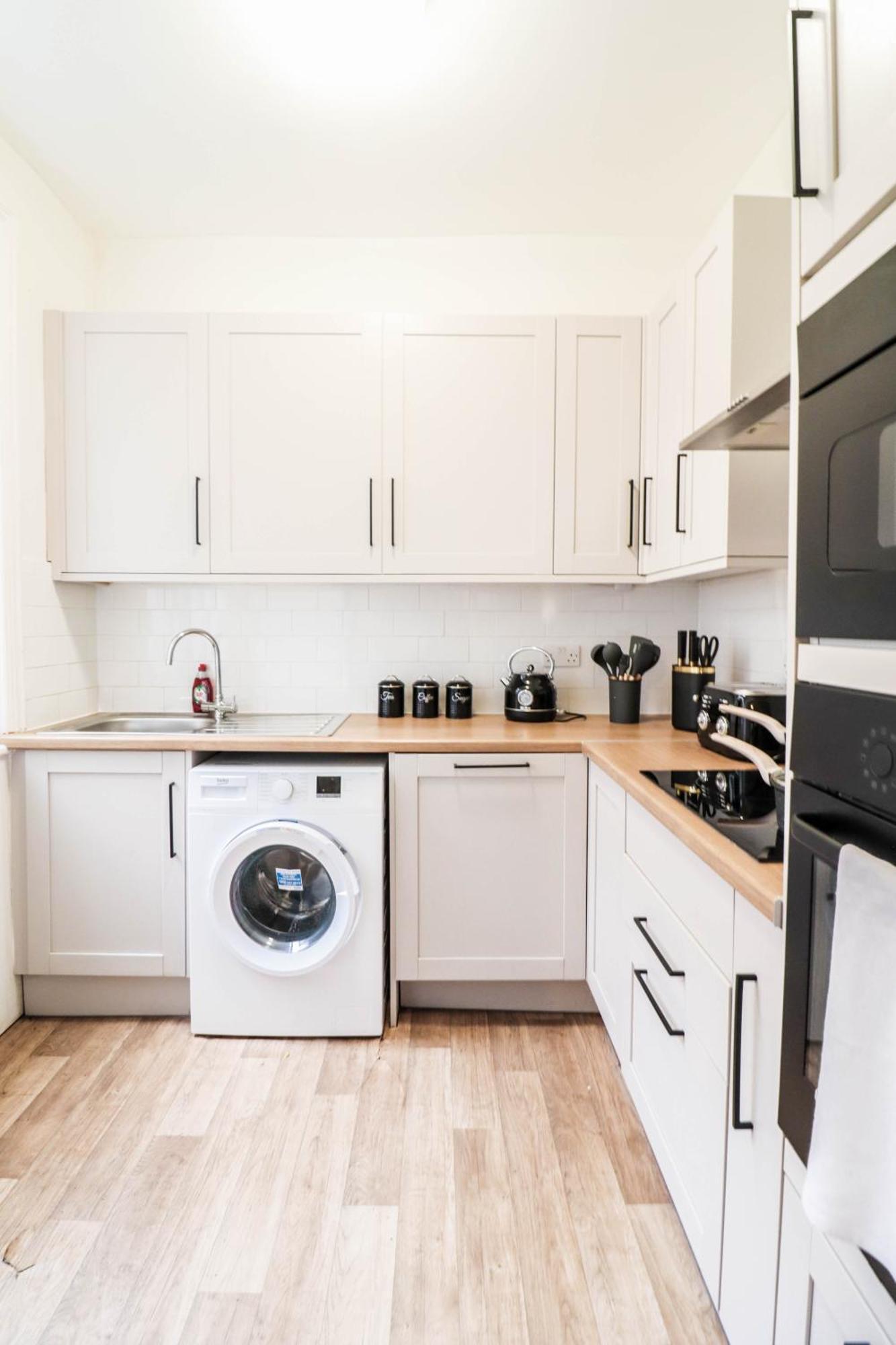 Stunning 5 Bed House In Clapham - Free Wifi! *