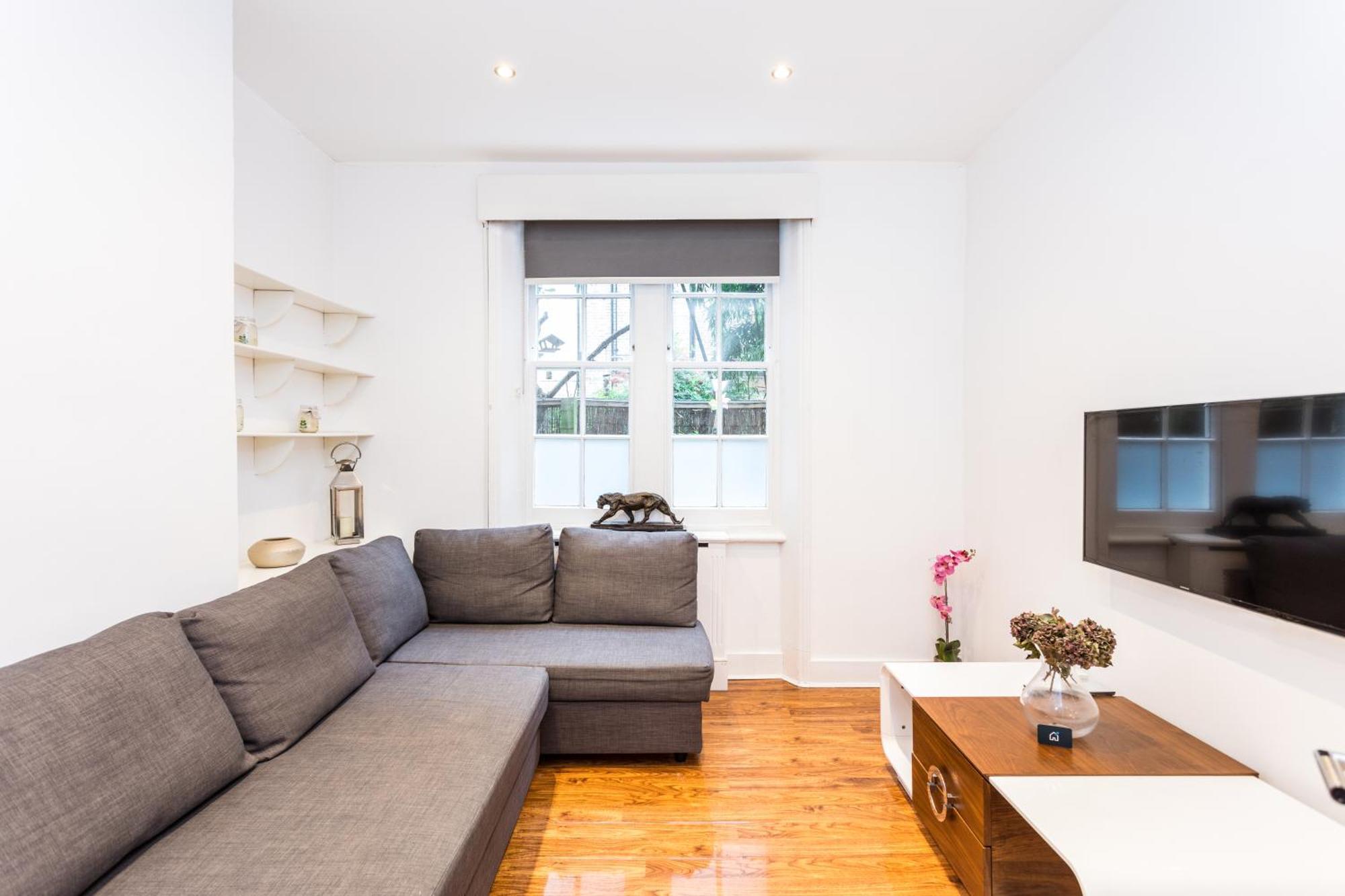 Bright Warwick Chambers Apartment *