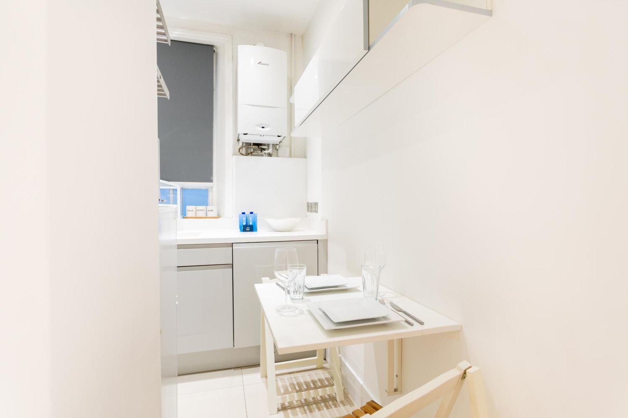 Bright Warwick Chambers Apartment *