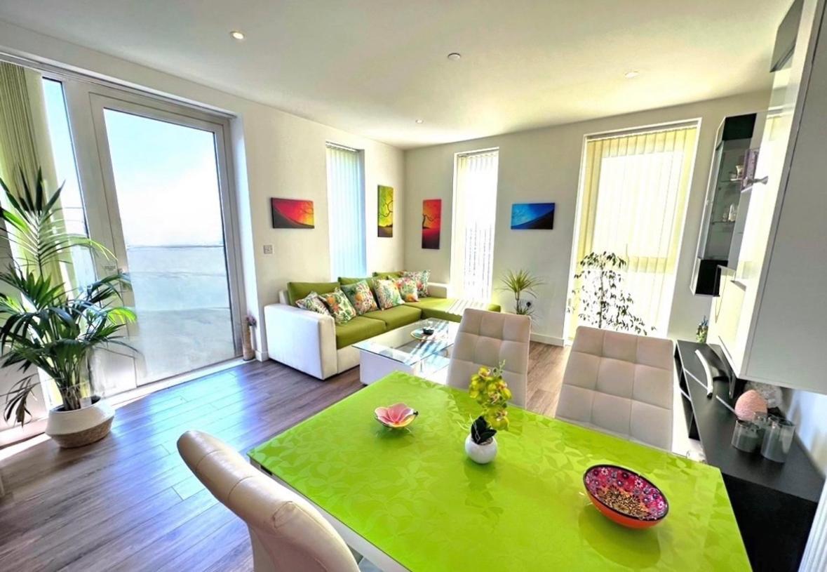 Spacious 2 Bed Flat Next To Elizabeth Line *