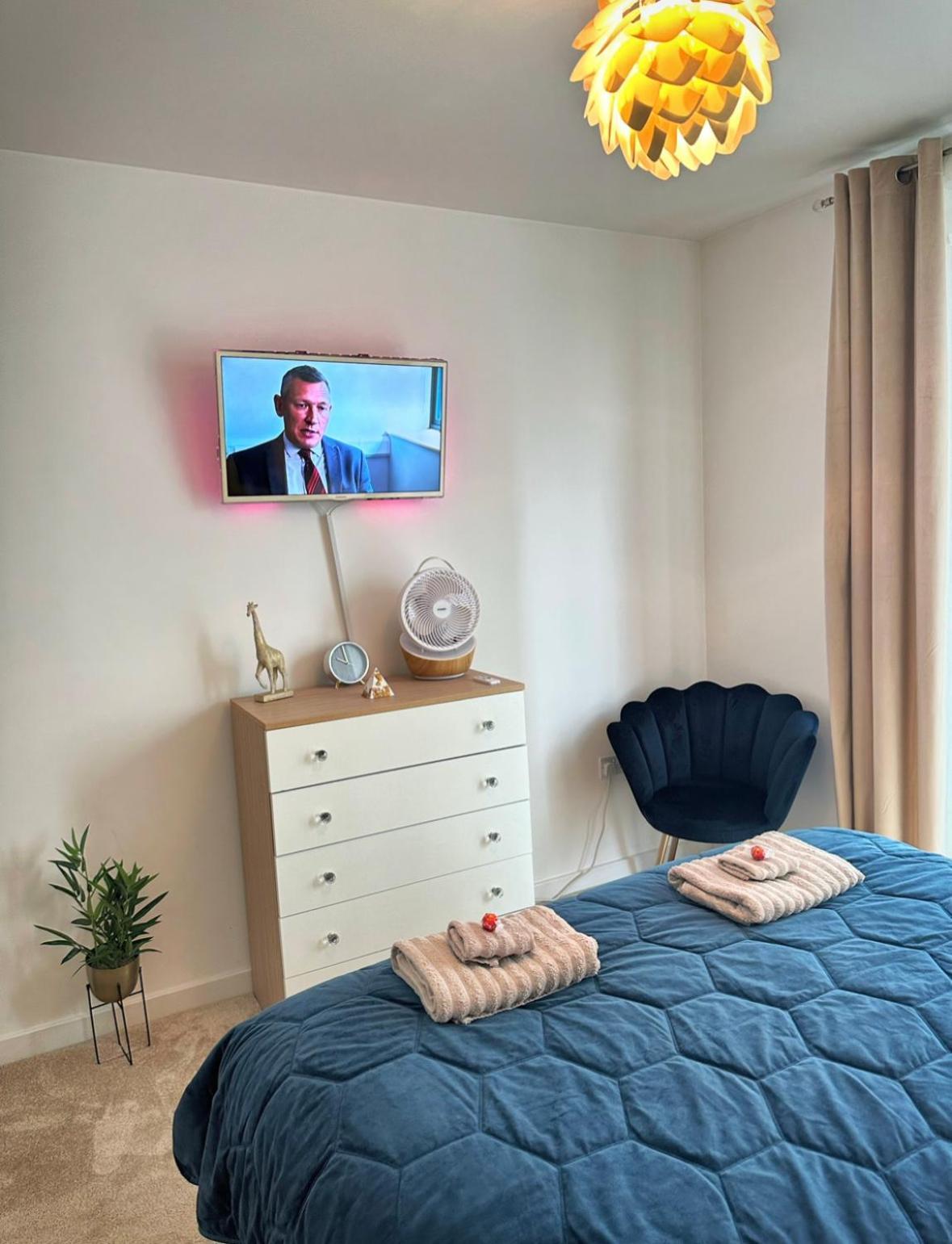 Spacious 2 Bed Flat Next To Elizabeth Line *