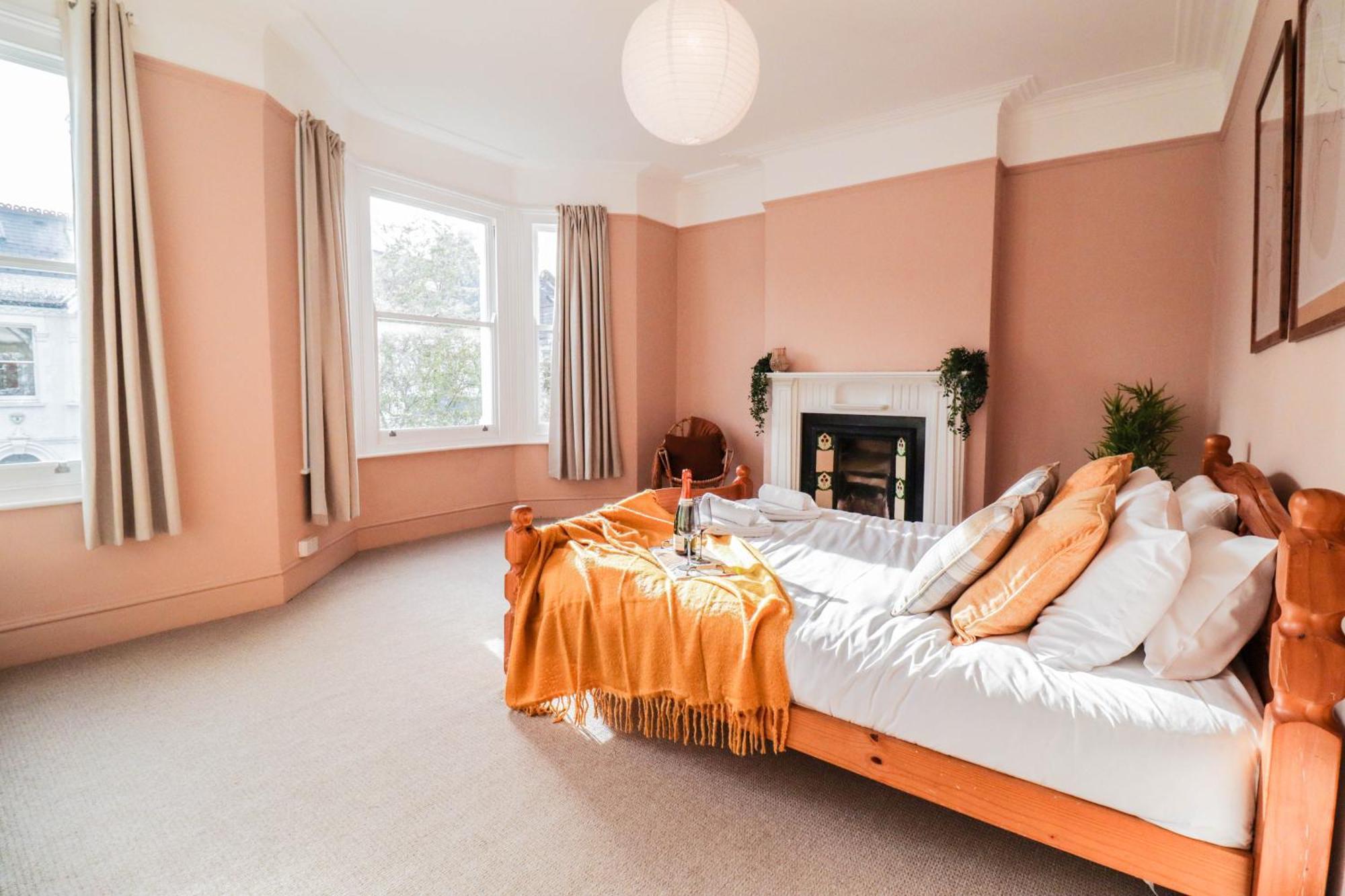 Stunning 5 Bed House In Clapham - Free Wifi! *