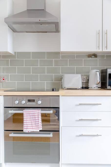 Modern 1bd Flat - 15 Min Walk To Bridge * London
