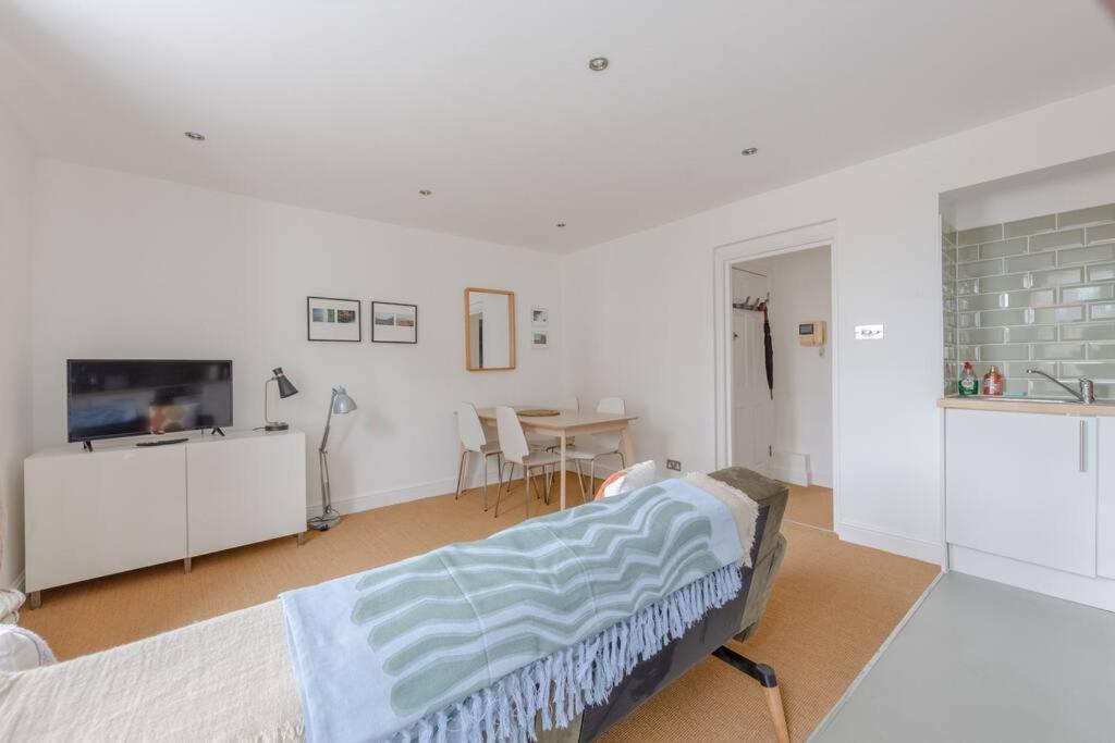 Modern 1bd Flat - 15 Min Walk To Bridge Apartment London