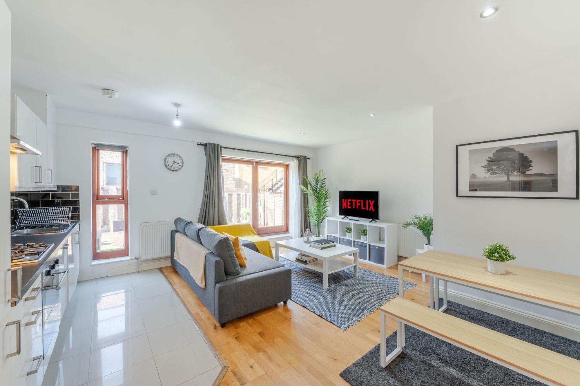 Waterloo With Large Private Terrace - View Of The Eye - 1 Bedroom 1 Bath Apartment
