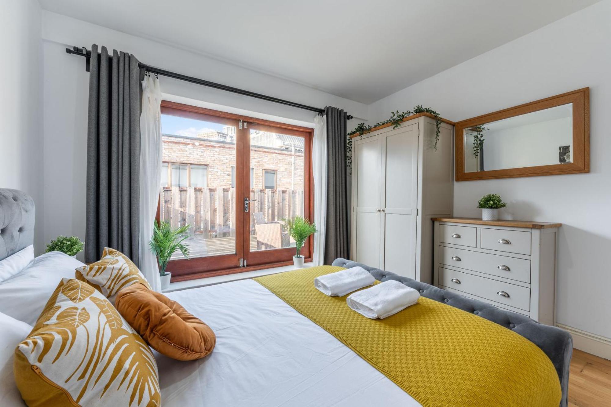 Waterloo With Large Private Terrace - View Of The Eye - 1 Bedroom 1 Bath Apartment London
