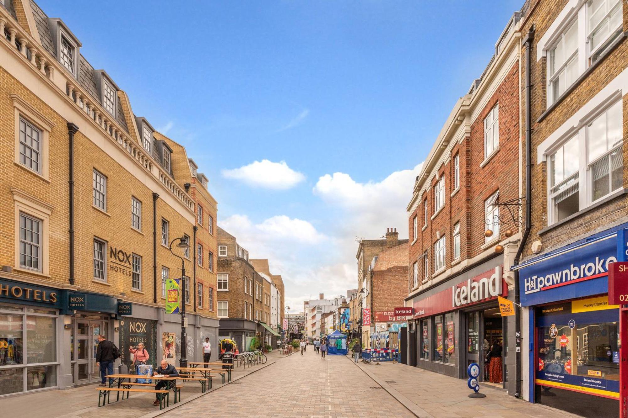 Waterloo With Large Private Terrace - View Of The Eye - 1 Bedroom 1 Bath Apartment