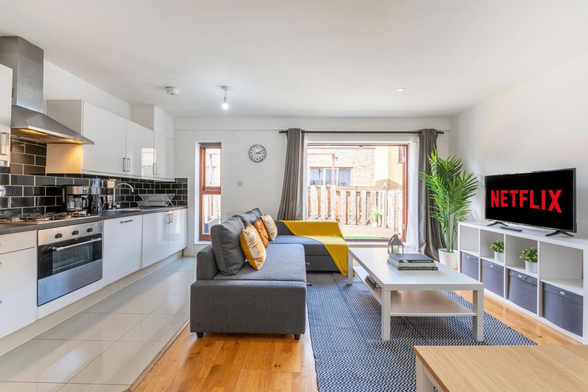 Waterloo With Large Private Terrace - View Of The Eye - 1 Bedroom 1 Bath Apartment
