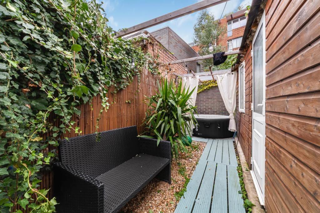 2bed Garden House W/hot Tub, Sauna & Cinema Hébergement de vacances Londres