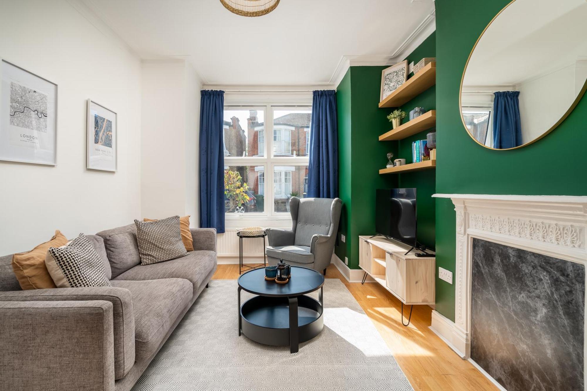 Homely And Stylish With A Garden In East Finchley Apartment