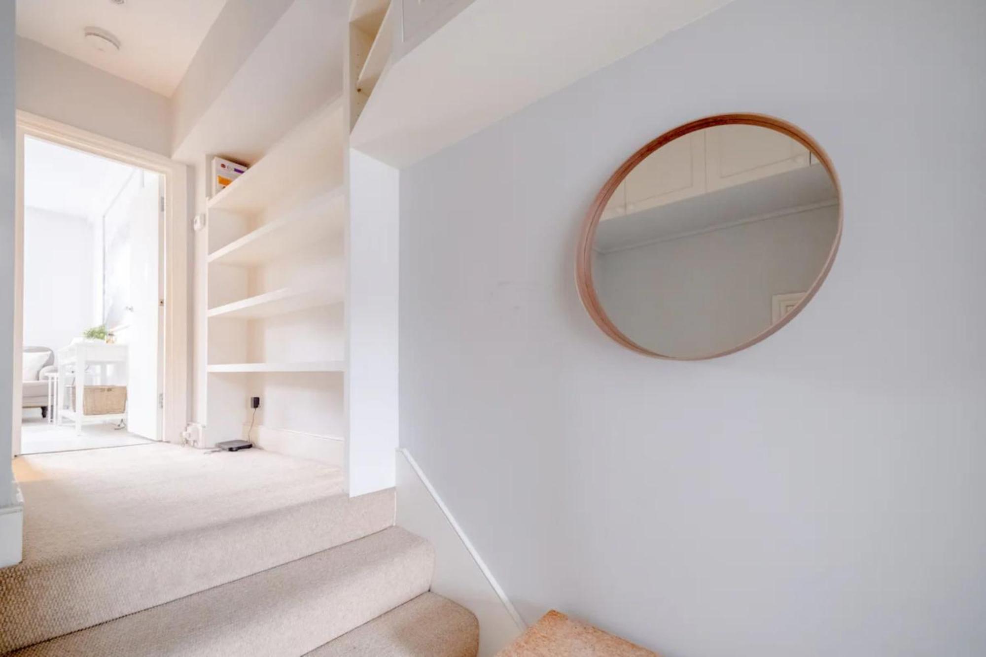 Airy 2 Bedroom Next To Clapham Common Apartment *