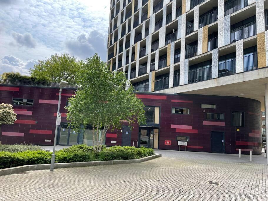 Cool Dalston Studio With Balcony And Gym Londen
