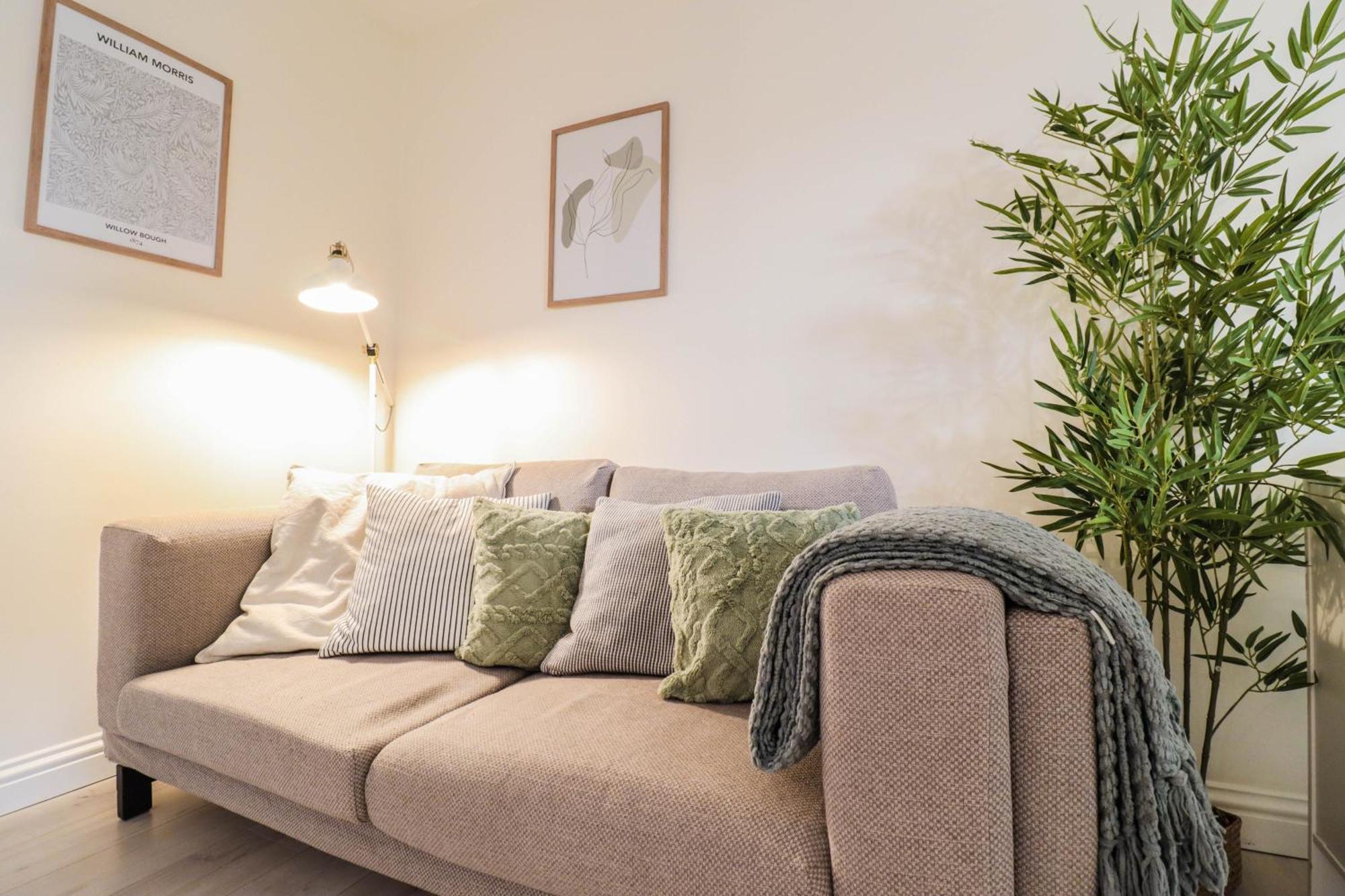 Beautiful 2-Bedroom Flat Just Steps From Oval Station