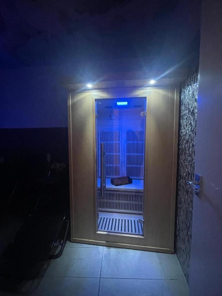 Luxury With Private Jacuzzi Hot Tub & Sauna