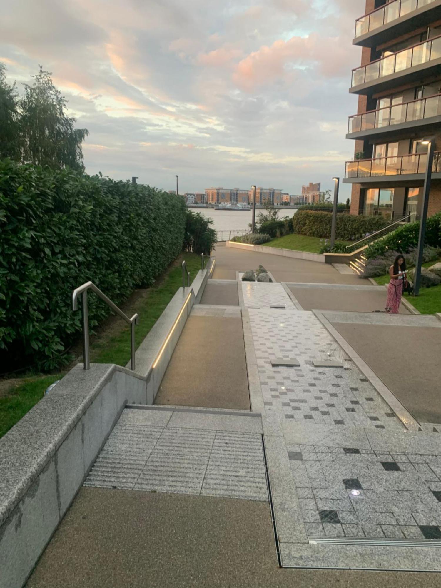 Apartment Luxury Riverside With Easy Access To London, O2, Excel Centre And Parking *