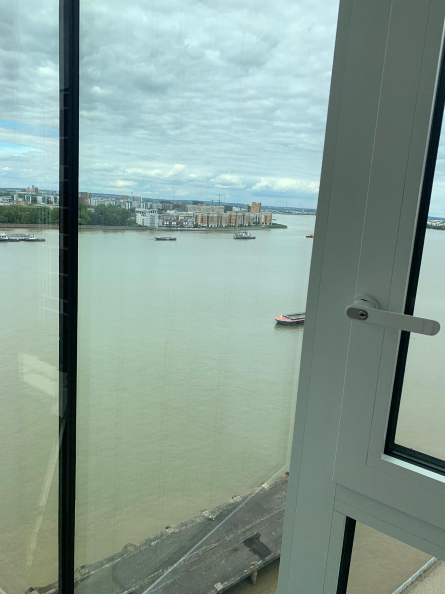 Apartment Luxury Riverside With Easy Access To London, O2, Excel Centre And Parking *