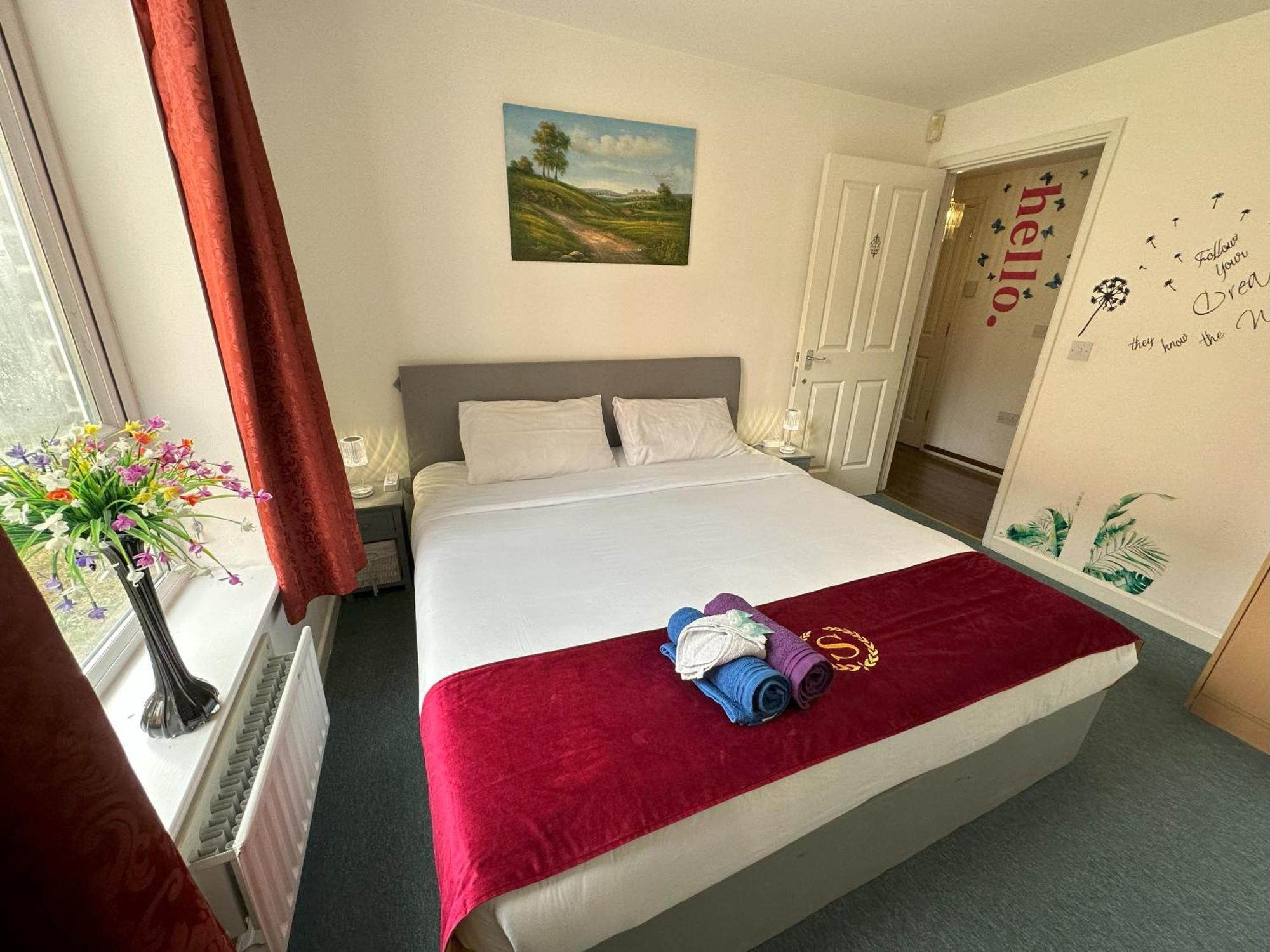 2 Bed 2 Bath - Free Parking - 3min Walk To The Train Station - 19min To Liverpool Street 5min To Victoria Line 1gb Broadband Super Fast Internet Ground Floor 100s Of Shops Restaurants Bakeries 24-hour Asda Superst * Londres