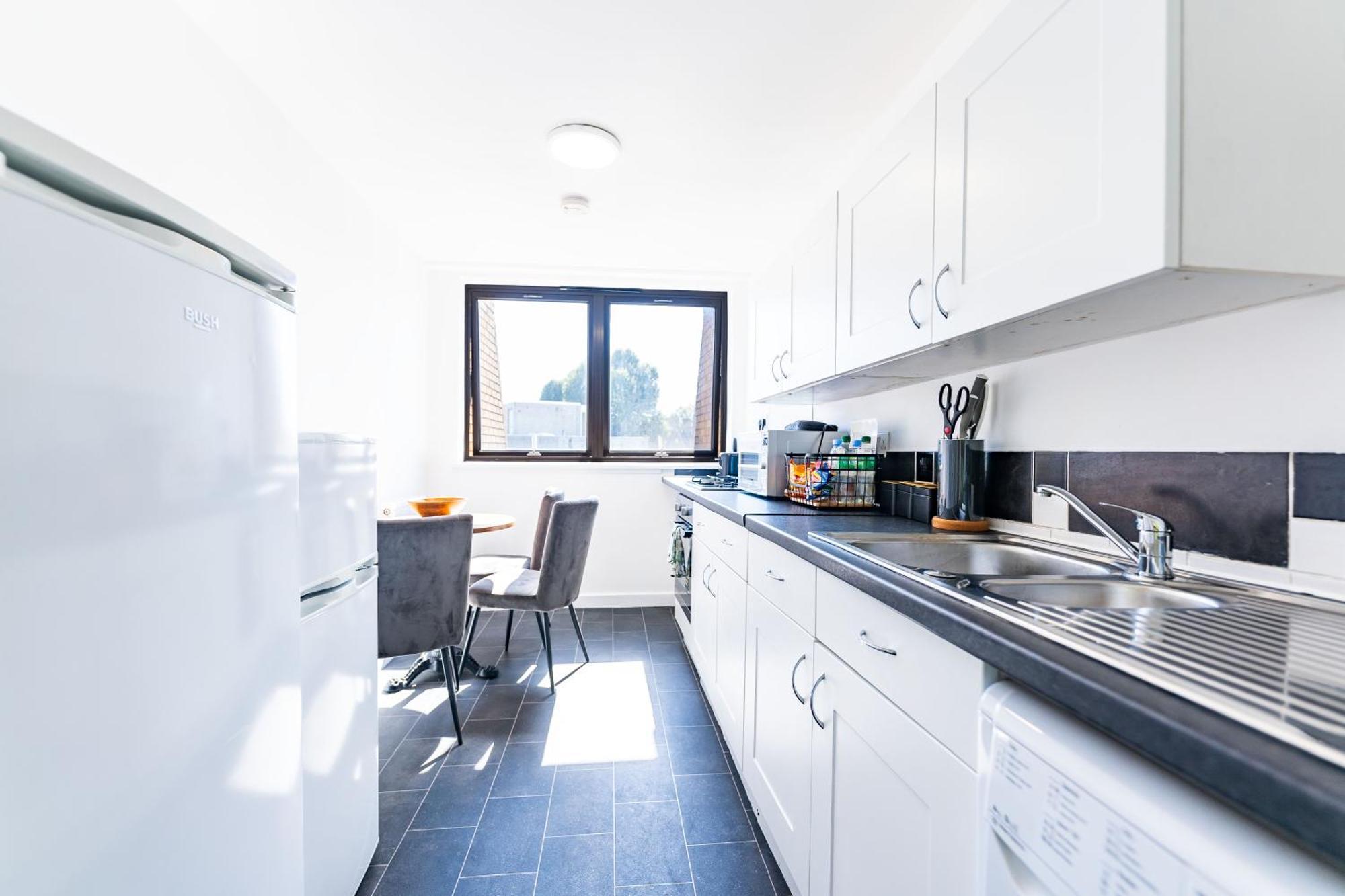 Luxury 3 Bedroom Flat With Balcony In Westbourne Park *