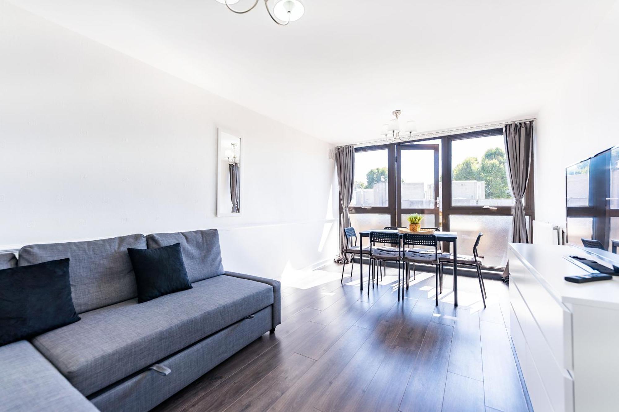 Luxury 3 Bedroom Flat With Balcony In Westbourne Park *