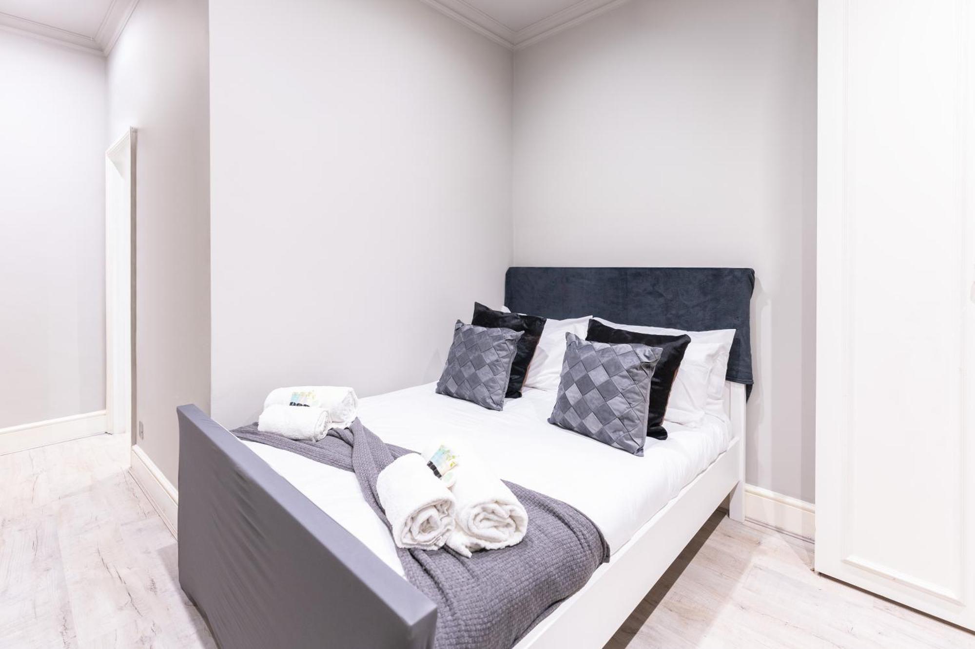 Luxury 3 Bedroom Flat With Balcony In Westbourne Park