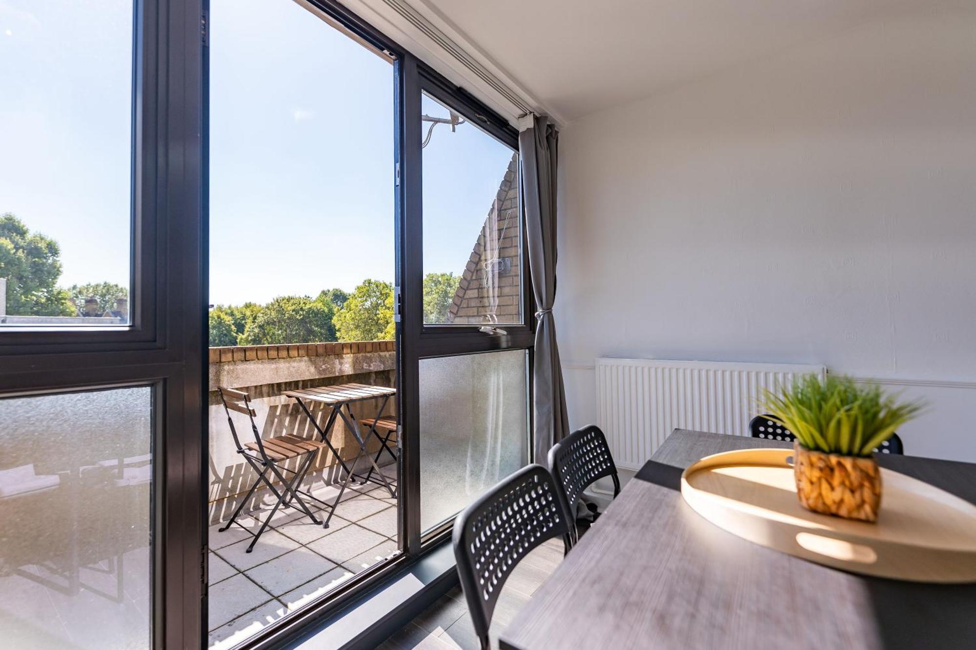 Luxury 3 Bedroom Flat With Balcony In Westbourne Park *