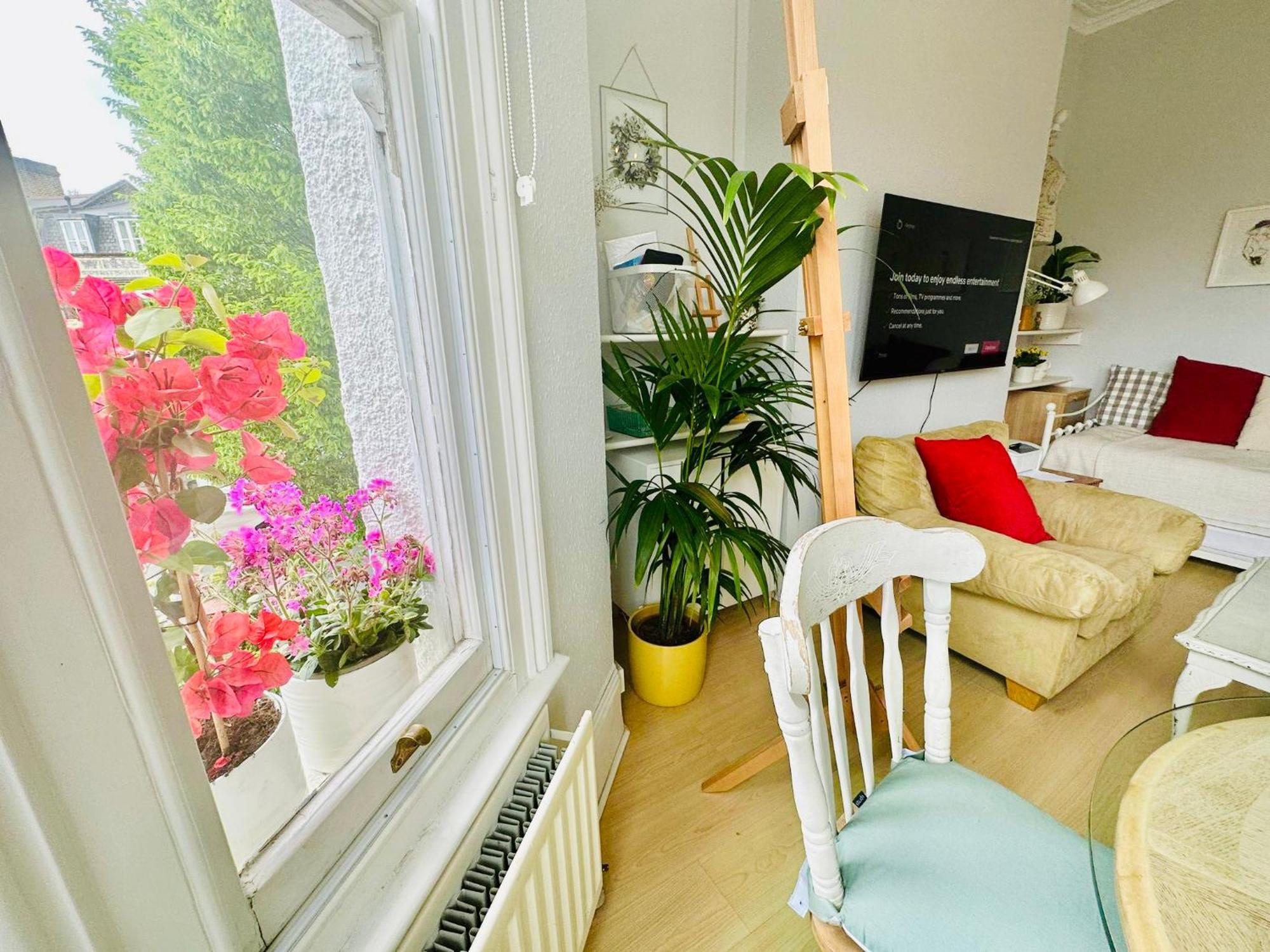 Artist's Bright Hampstead Heath Village 2 Bed Appartement