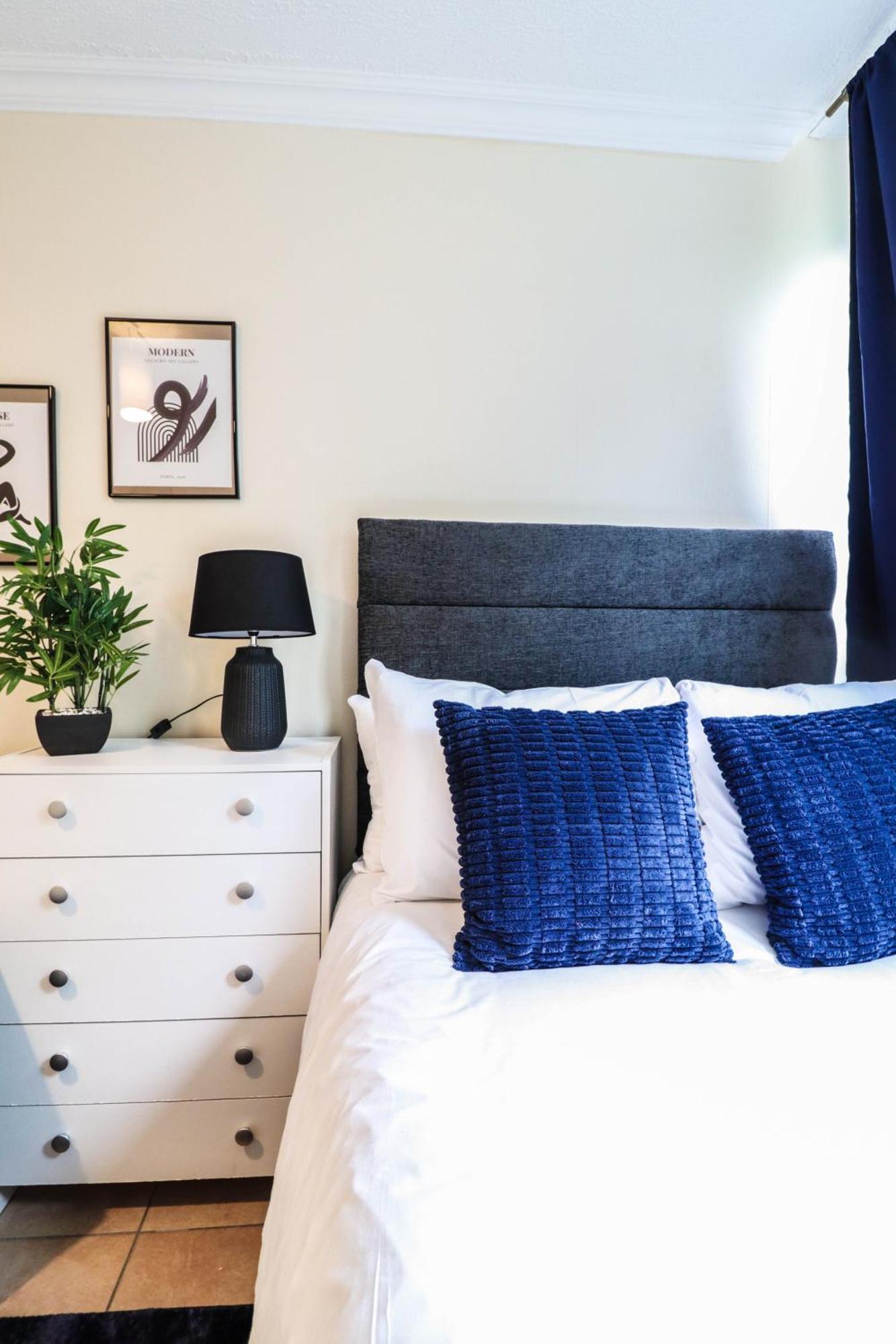 Cosy Property Right By Warren Street Station! Free Wifi! Apartment *