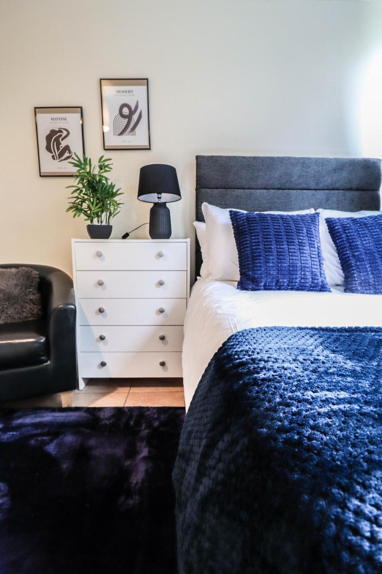 Apartment Cosy Property Right By Warren Street Station! Free Wifi! *