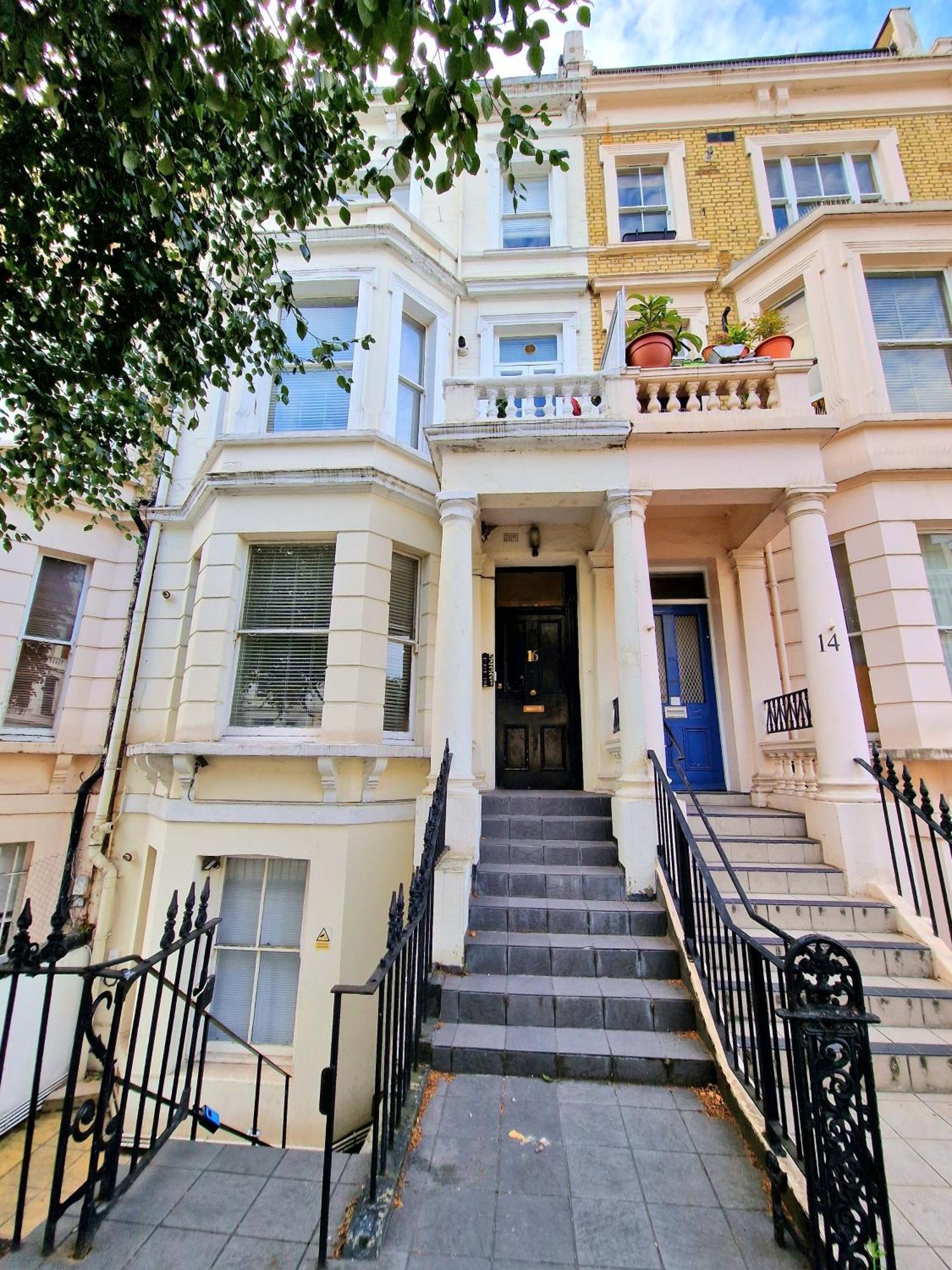 Appartement Charming With Private Balcony, On 1st Floor, With 2 Bathrooms, 3 Min Walk To Earl's Court Station Londen