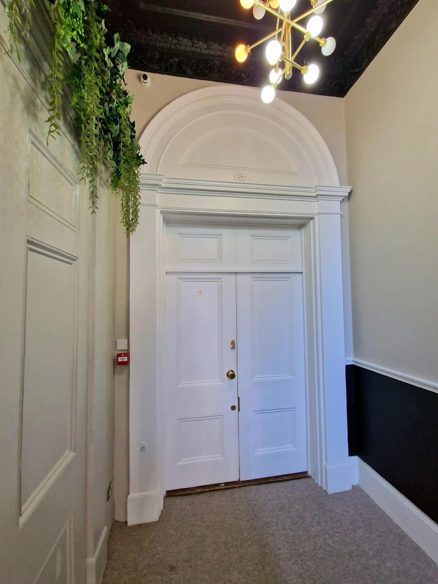 Stunning Hyde Park With Private Balcony & Lift Elevator Access Appartement Londen