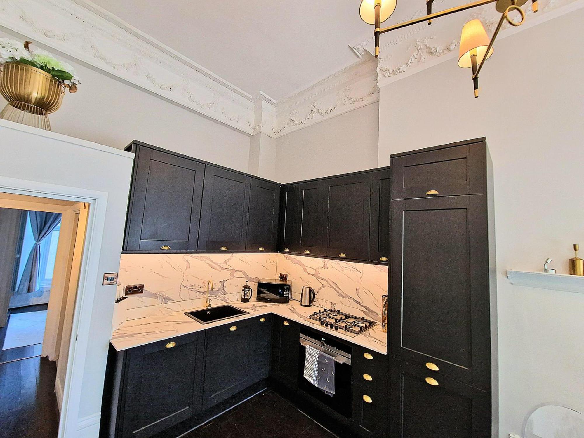 Stunning Hyde Park With Private Balcony & Lift Elevator Access