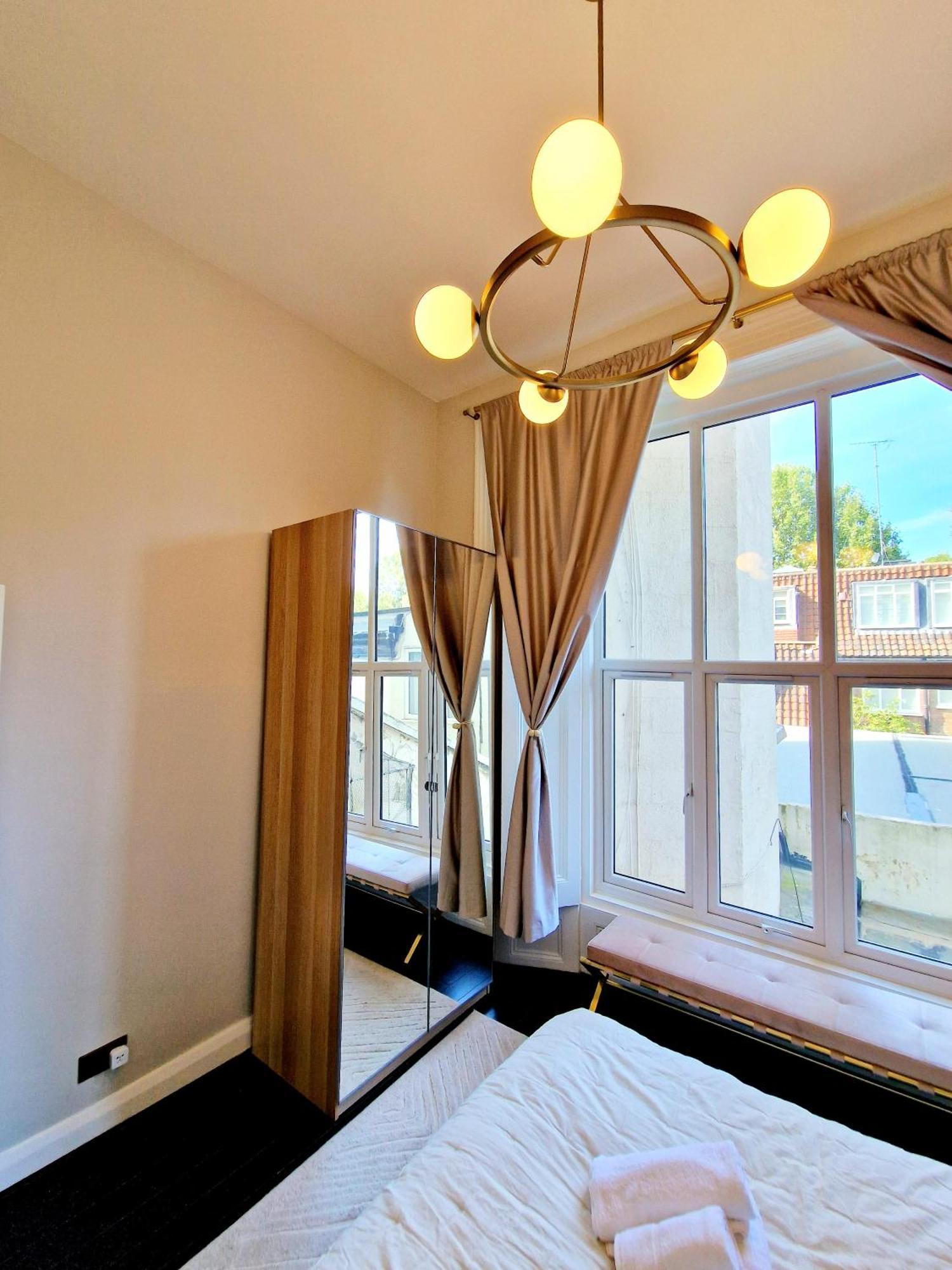Apartment Stunning Hyde Park With Private Balcony & Lift Elevator Access *