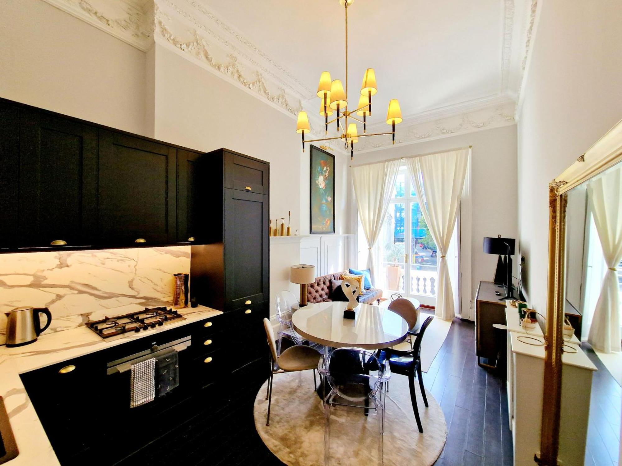 Stunning Hyde Park With Private Balcony & Lift Elevator Access Apartment