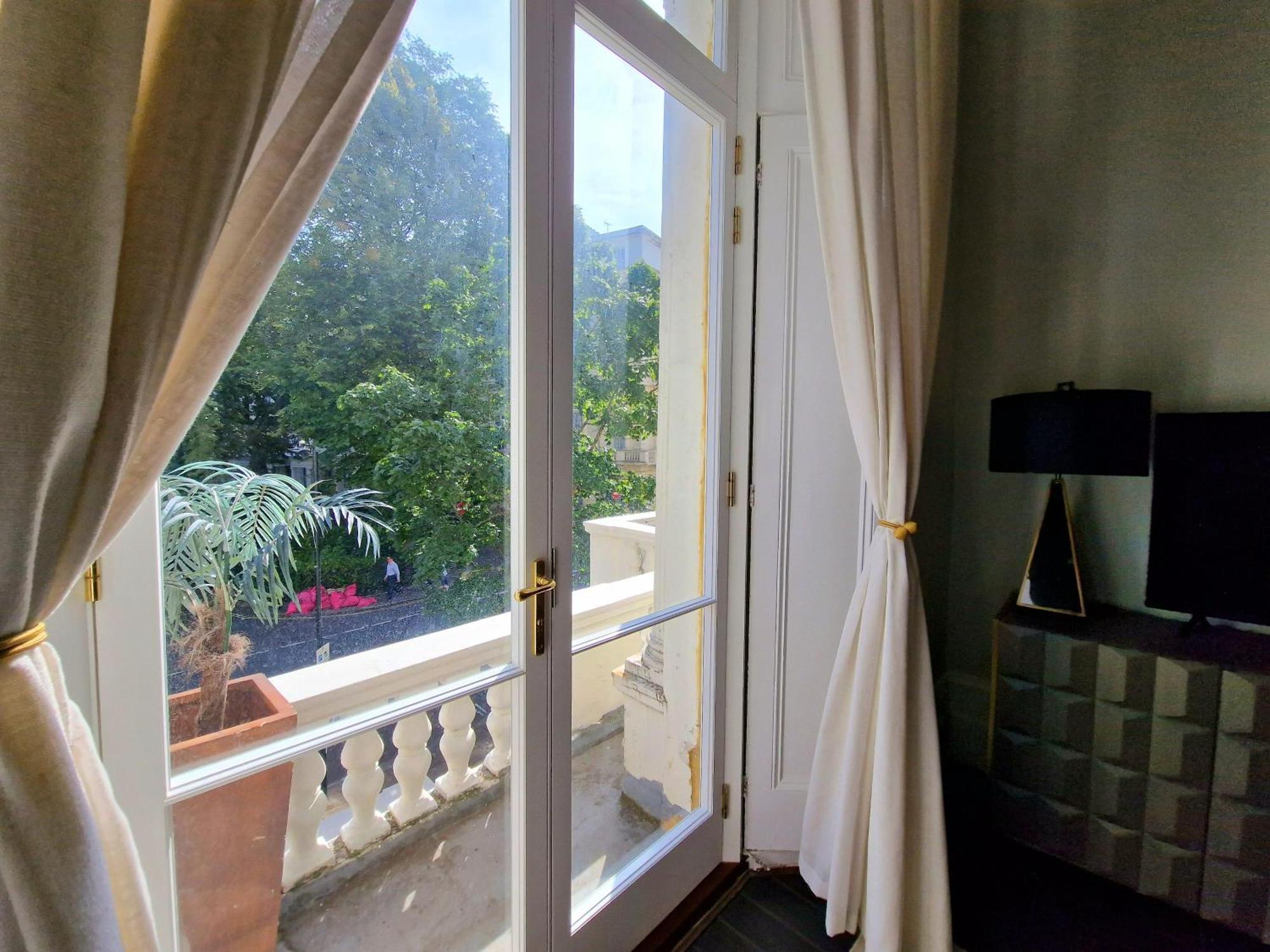 Stunning Hyde Park With Private Balcony & Lift Elevator Access Apartment *