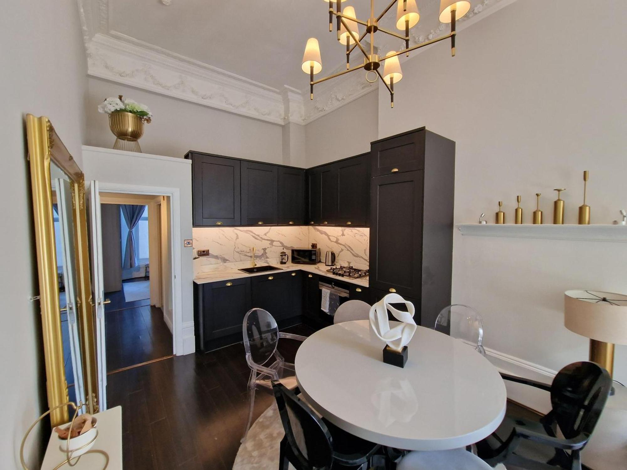 Stunning Hyde Park With Private Balcony & Lift Elevator Access