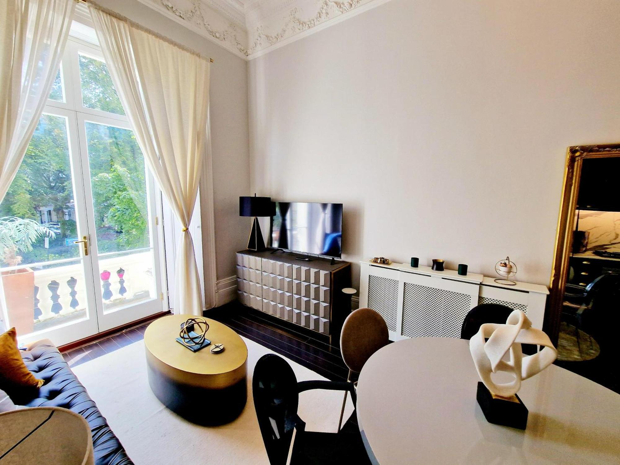 Stunning Hyde Park With Private Balcony & Lift Elevator Access Apartment London