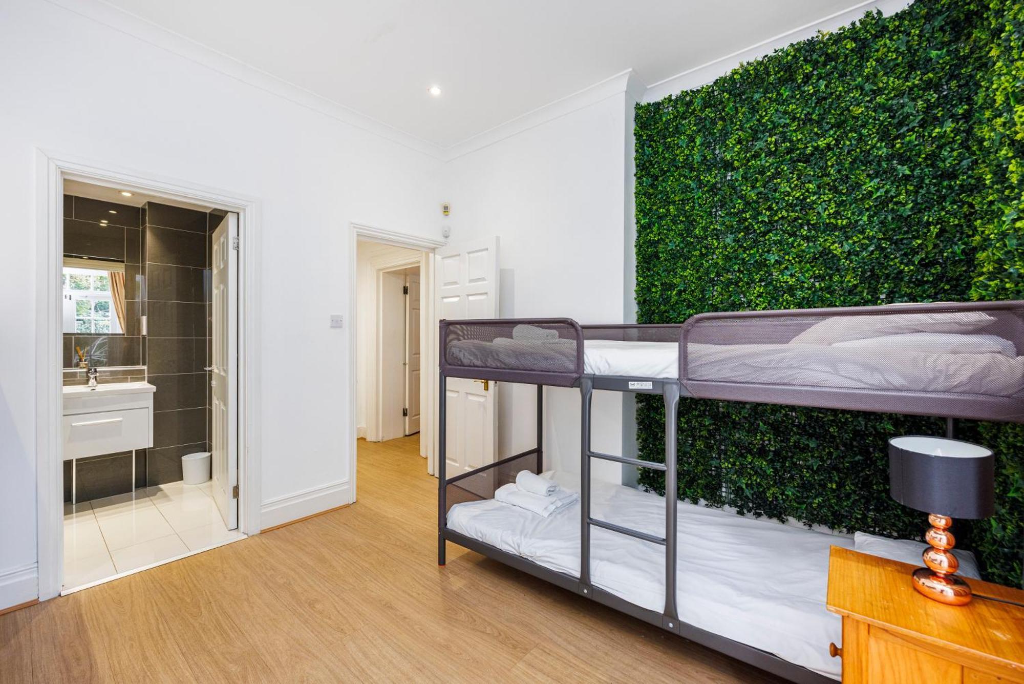 Larger Groups With Garden And Parking Londres