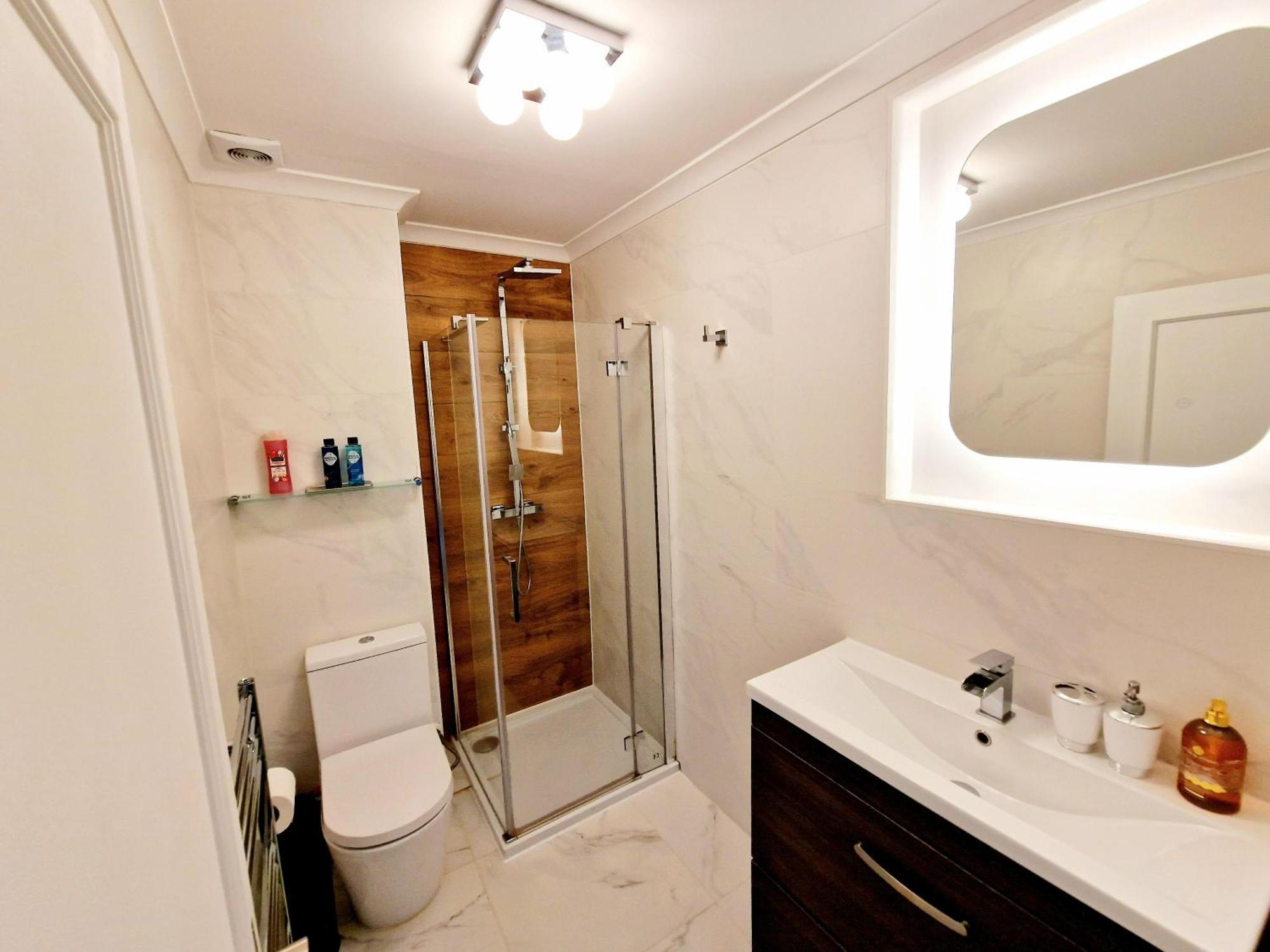 Gorgeous Hyde Park With Elevator Access By Tube Metro Stations Londres