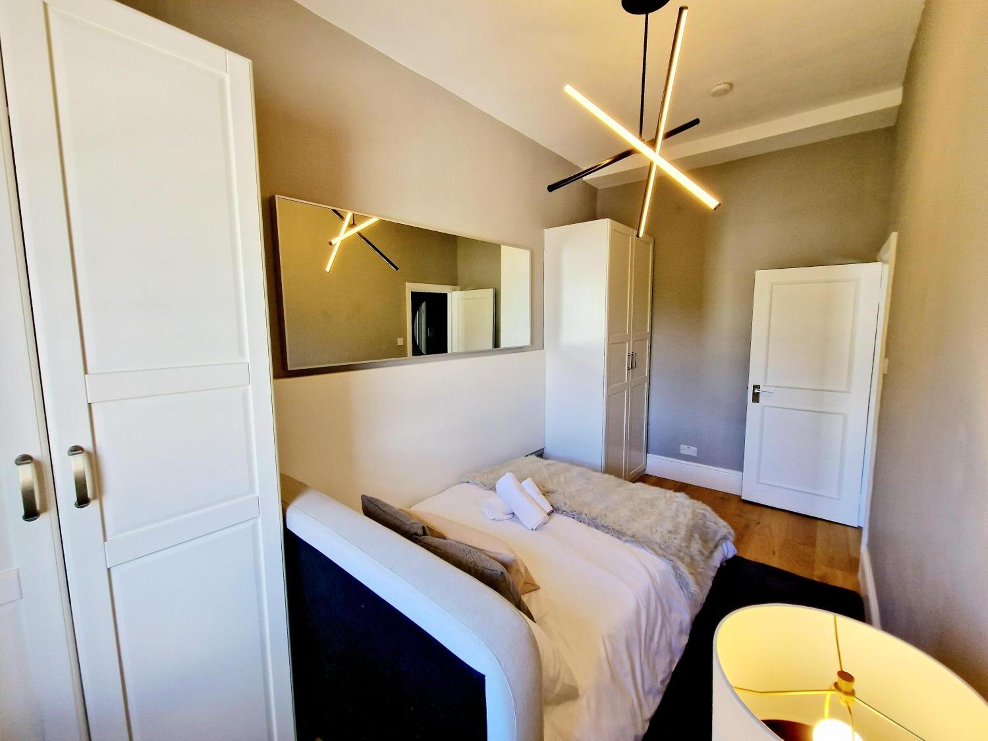 Gorgeous Hyde Park With Elevator Access By Tube Metro Stations Londres