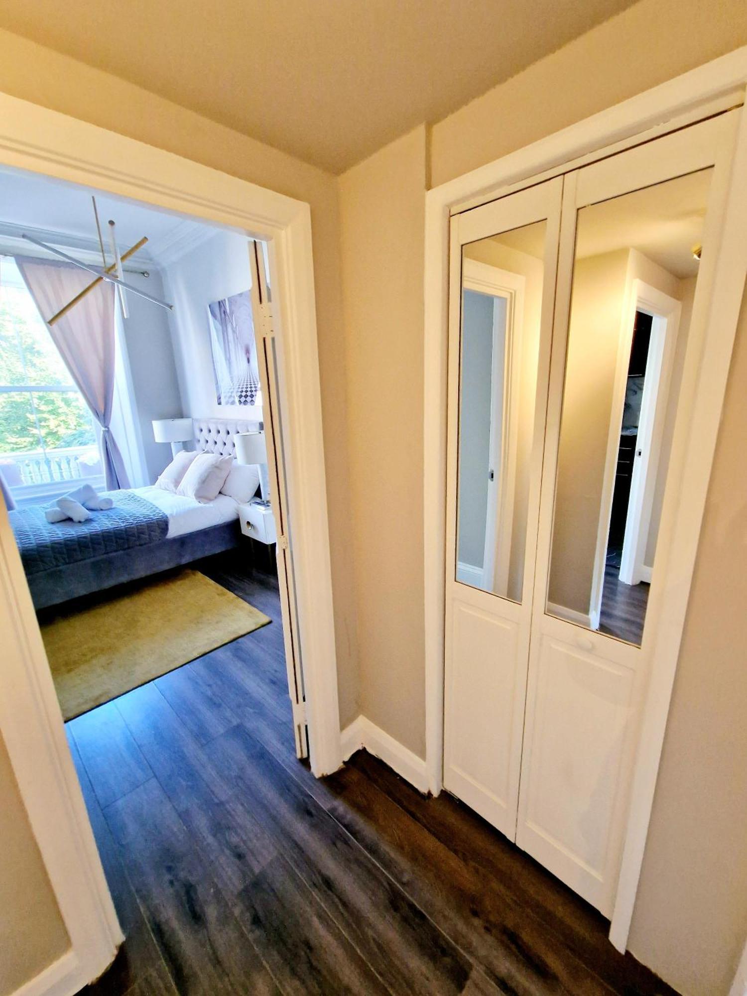 Stylish Hyde Park By Tube Stations With Elevator Apartment London