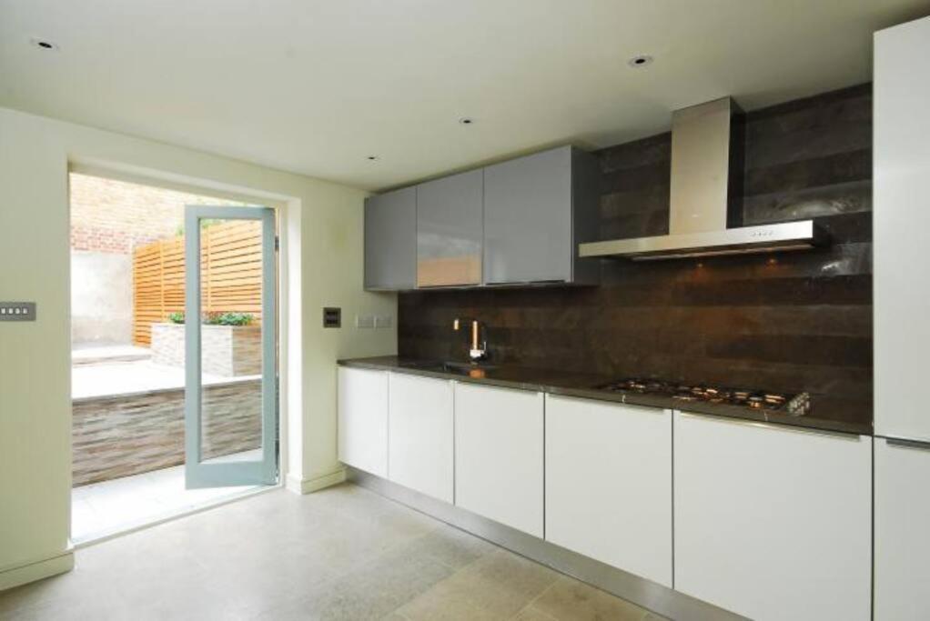Quintessential Town House Close To Apartamento *